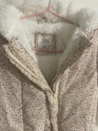 Buzo impermeable bebé Zara floral 1-3 meses
