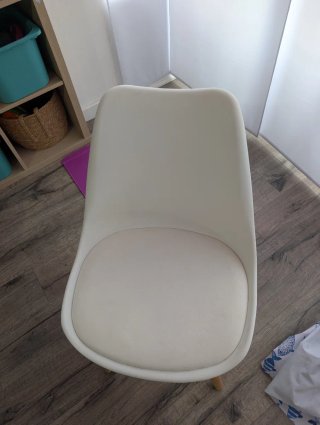 Mesa redonda madera y 4 sillas blancas