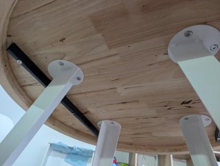 Mesa redonda madera y 4 sillas blancas