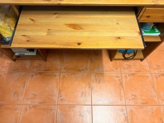 Escritorio de madera con cajón y estantes