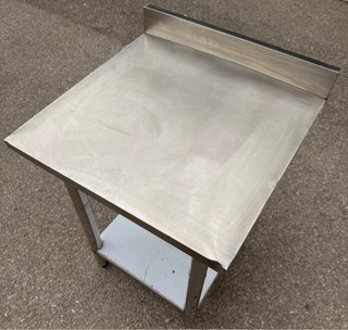 Mesa de acero inoxidable con estante