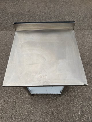 Mesa de acero inoxidable con estante