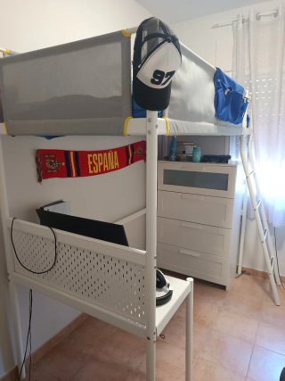 Cama alta con escritorio y cómoda