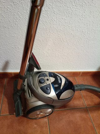 Aspirador Ufesa AS3016E sin bolsa