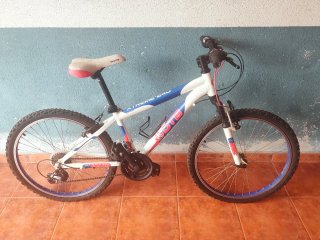 Bicicletas infantiles negra y roja y blanca, azul