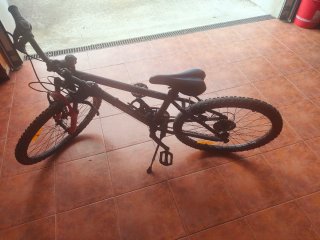 Bicicletas infantiles negra y roja y blanca, azul