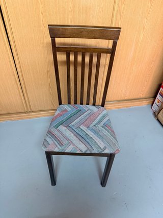 Silla de madera con asiento estampado
