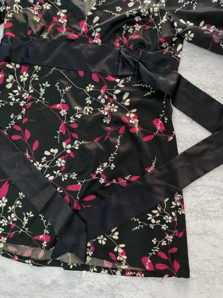 Blusa tipo túnica de satén negro con estampado