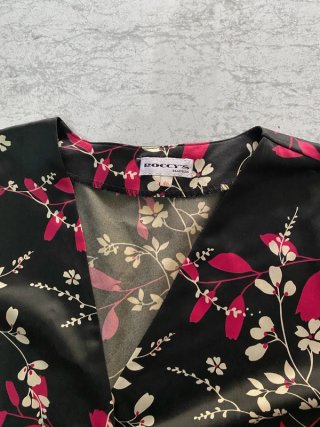 Blusa tipo túnica de satén negro con estampado