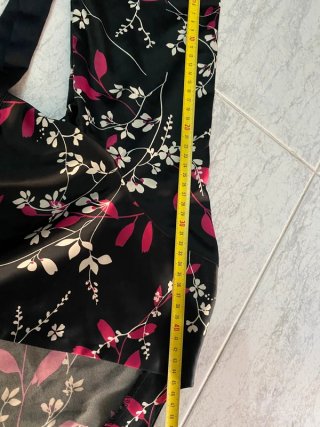 Blusa tipo túnica de satén negro con estampado