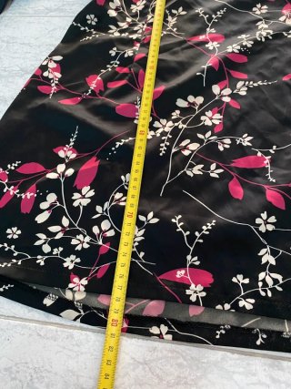 Blusa tipo túnica de satén negro con estampado