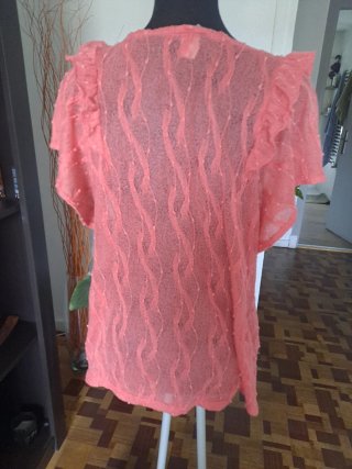 Camisa rosa manga corta con volantes