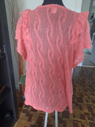Camisa rosa manga corta con volantes