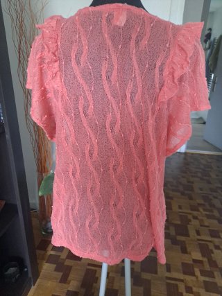Camisa rosa manga corta con volantes