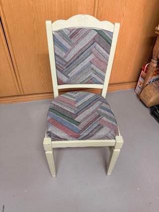 Silla de comedor de madera con tapizado