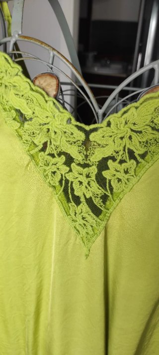 Blusa lencera verde con encaje
