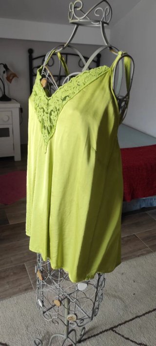 Blusa lencera verde con encaje