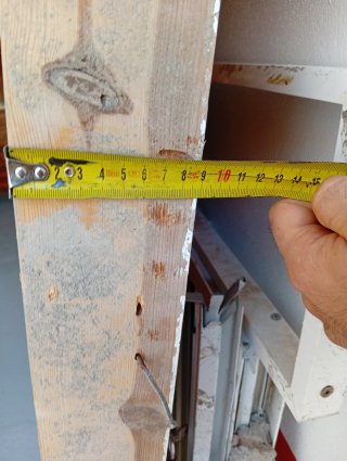 Puerta de madera con cristal y reja