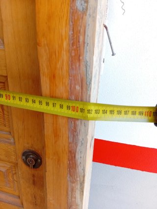 Puerta de madera con cristal y reja