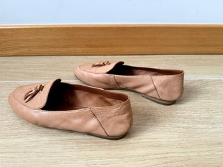 Mocasines beige con borlas