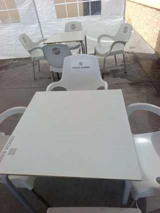Conjunto mesa y 4 sillas blancas
