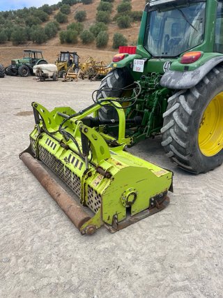 Picadora de resto de poda y hierba niubo