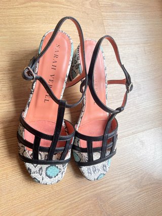 Sandalias Sarah Verdel Tira Negra y Turquesa