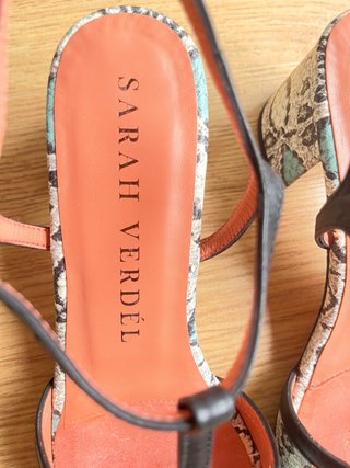 Sandalias Sarah Verdel Tira Negra y Turquesa