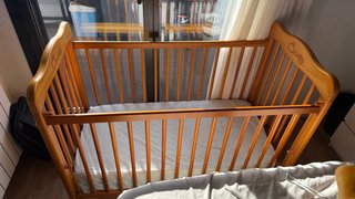 Cuna de madera con colchón