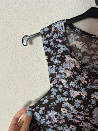 Camiseta de flores negra y multicolor talla S