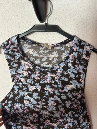 Camiseta de flores negra y multicolor talla S