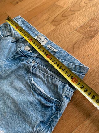 Pantalón corto vaquero desgarrado