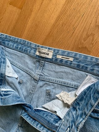 Pantalón corto vaquero desgarrado