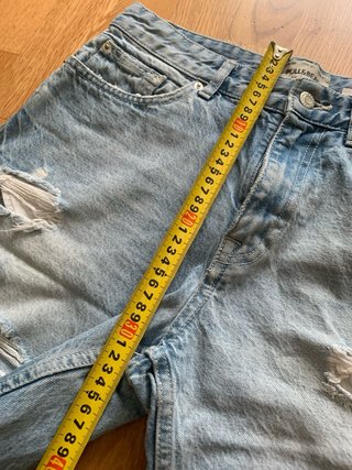 Pantalón corto vaquero desgarrado