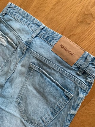 Pantalón corto vaquero desgarrado