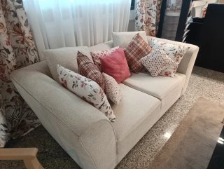 Sofá 3 plazas beige tela proviene de exposicion