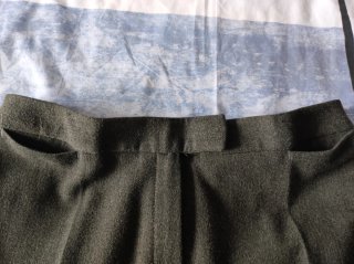 Traje chaqueta, falda verde y también pantalón.