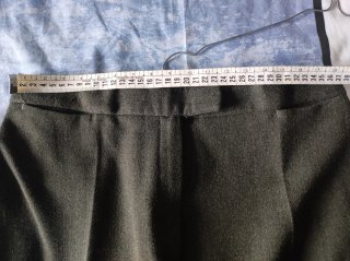 Traje chaqueta, falda verde y también pantalón.
