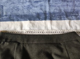 Traje chaqueta, falda verde y también pantalón.