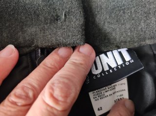 Traje chaqueta, falda verde y también pantalón.