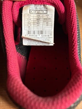 Zapatillas de montaña grises y rojas/rosa.