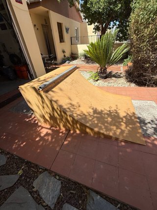 Rampa de madera para skate/patinete