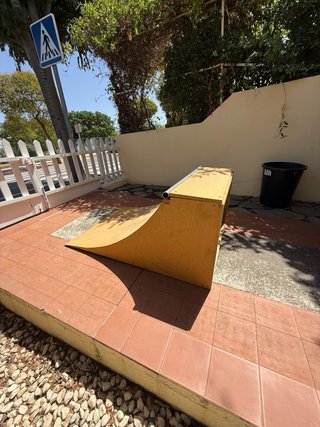 Rampa de madera para skate/patinete