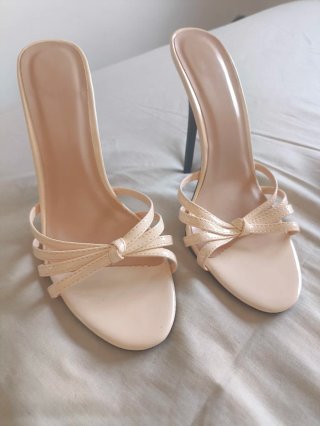 Sandalias de tacón aguja beige