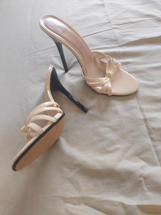 Sandalias de tacón aguja beige