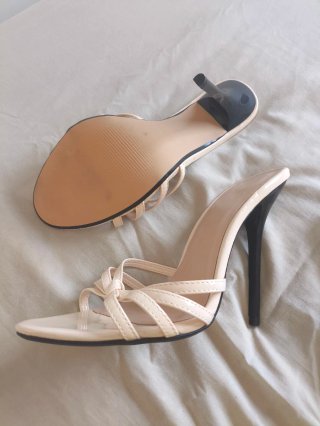 Sandalias de tacón aguja beige