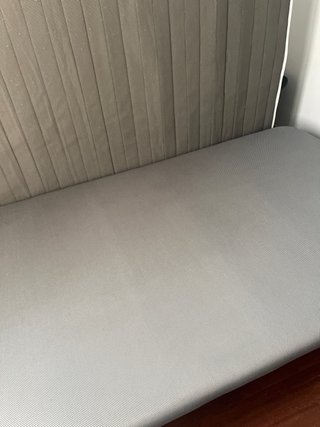 Colchón con somier tapizado y patas