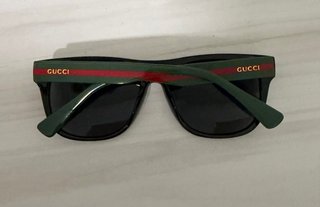 Gafas de sol Gucci negras y verdes