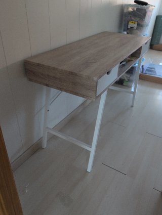 Escritorio madera y metal.