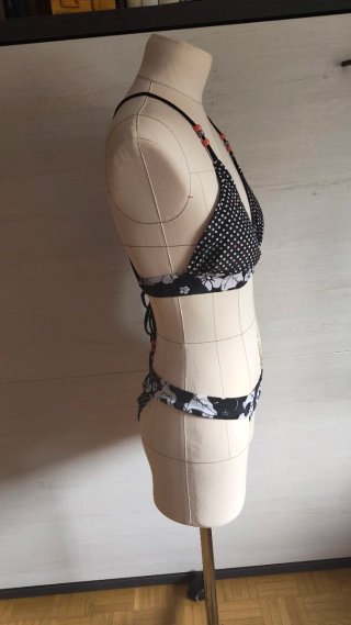 Conjunto Bikini y Shorts Negro Lunares y flores